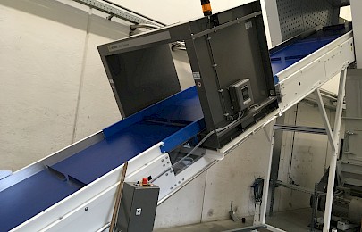 Metal detector on a conveyer